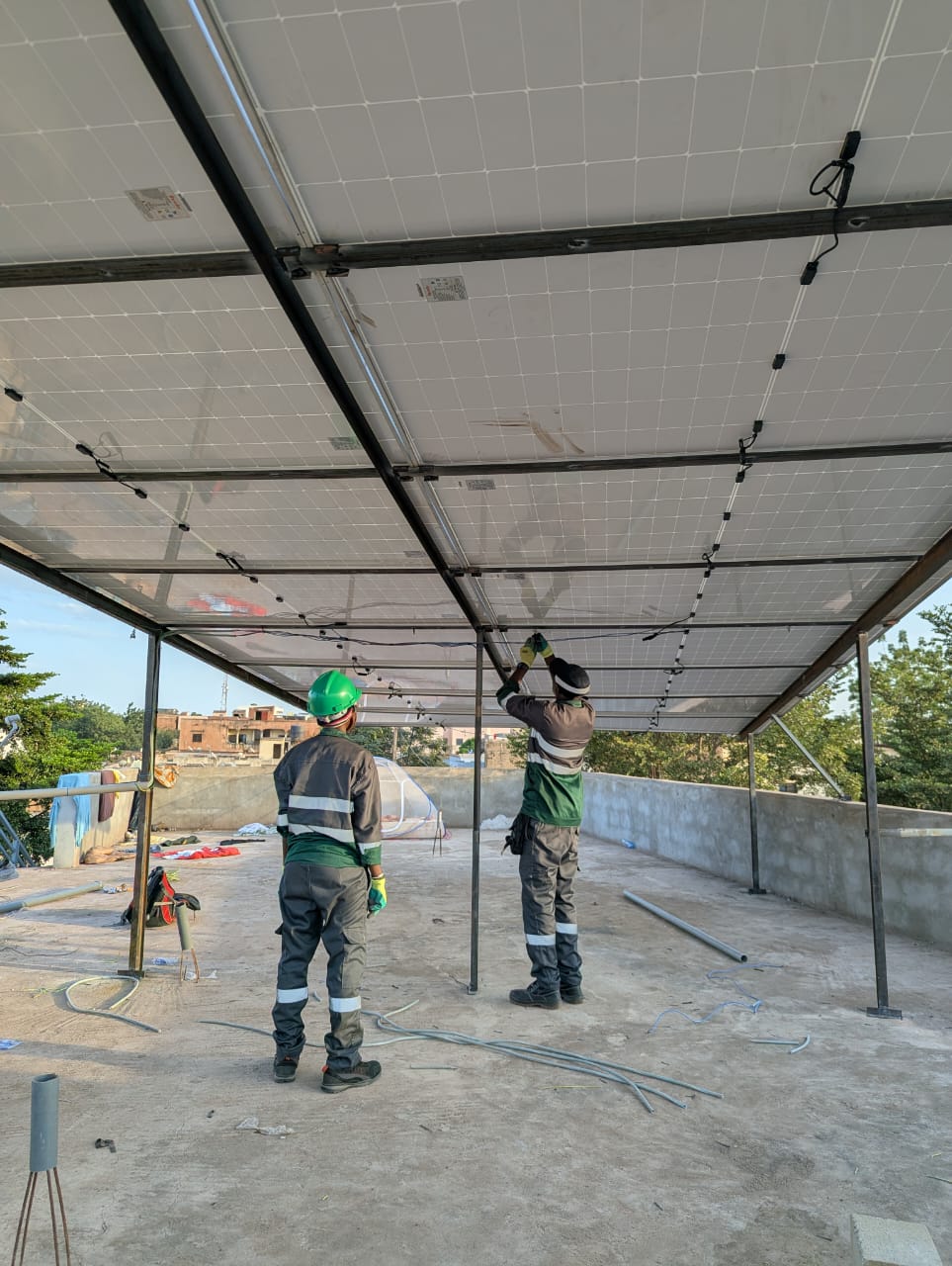 Équipe MALAYE-TECH installant une centrale solaire